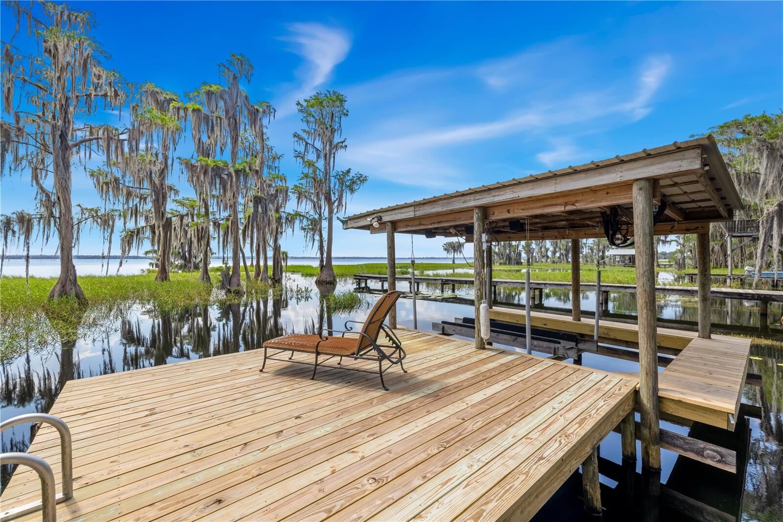 Property Photo: 222 SE 5th Avenue FL 32666