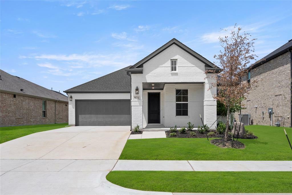 Property Photo: 921 Hawthorn Lane TX 76063