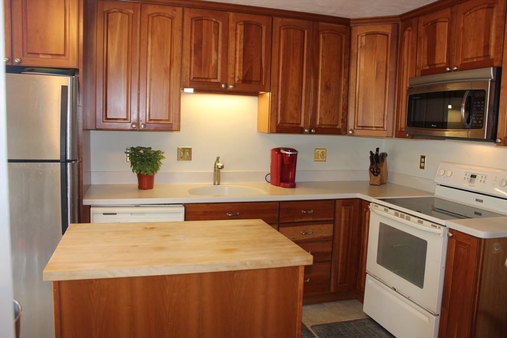 Property Photo: 21 Bellwood Cir 21 MA 02019