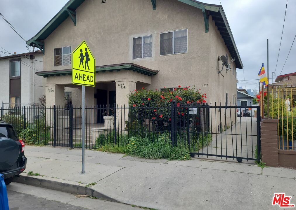 Property Photo:  1232  S Kenmore Ave  CA 90006 