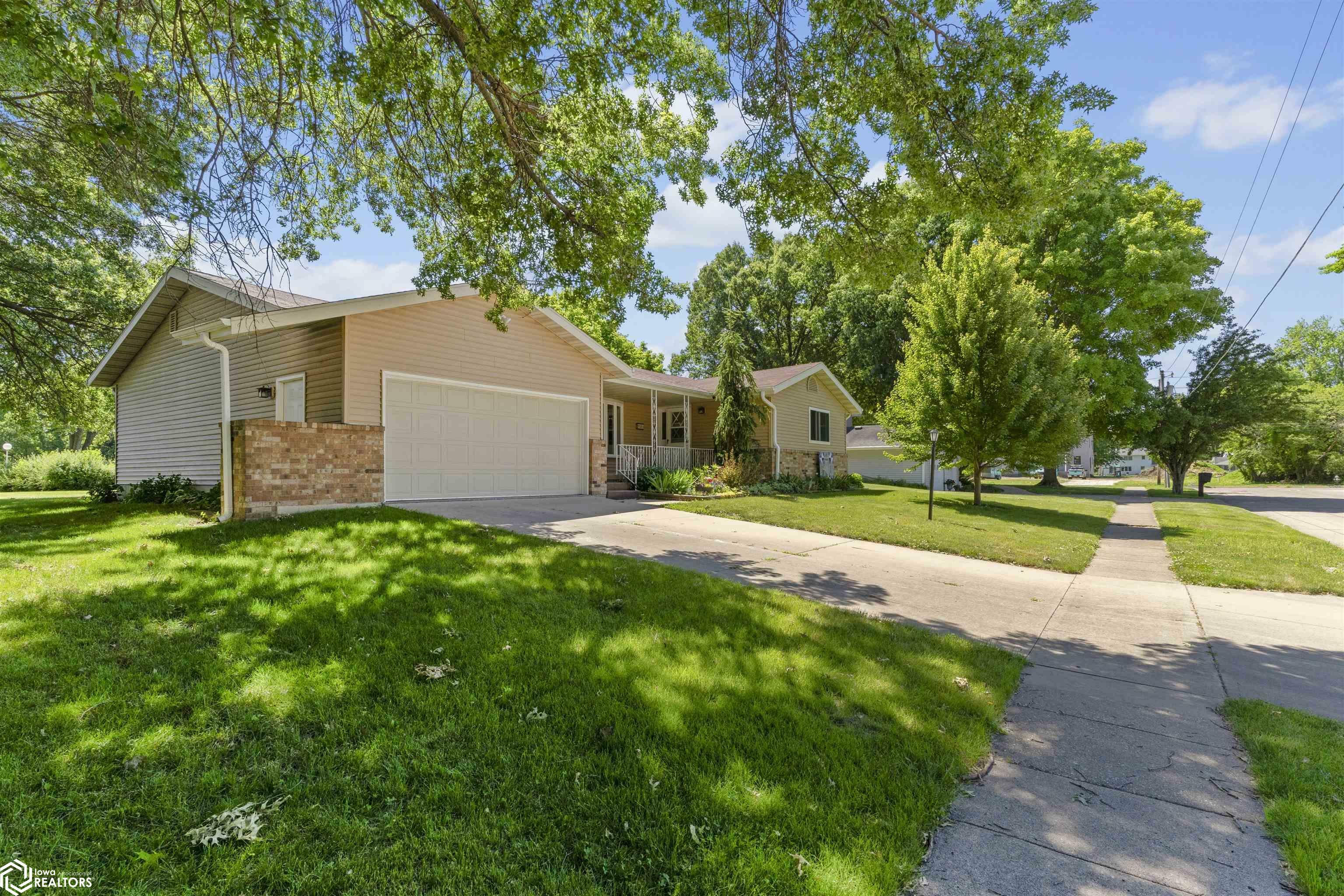 Property Photo:  908 Easy Street  IA 52601 