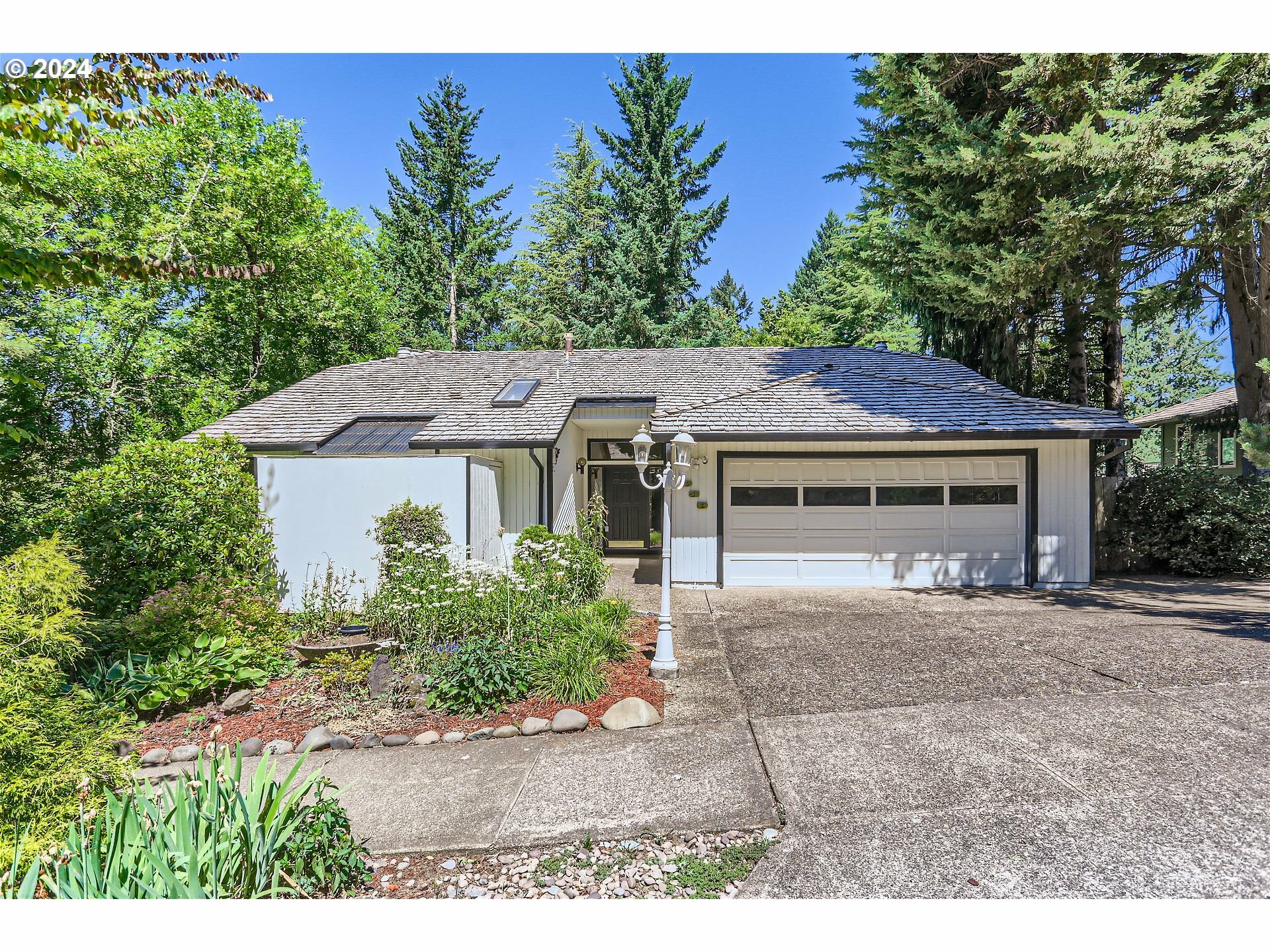 939 Sunny Hill Dr  Lake Oswego OR 97034 photo