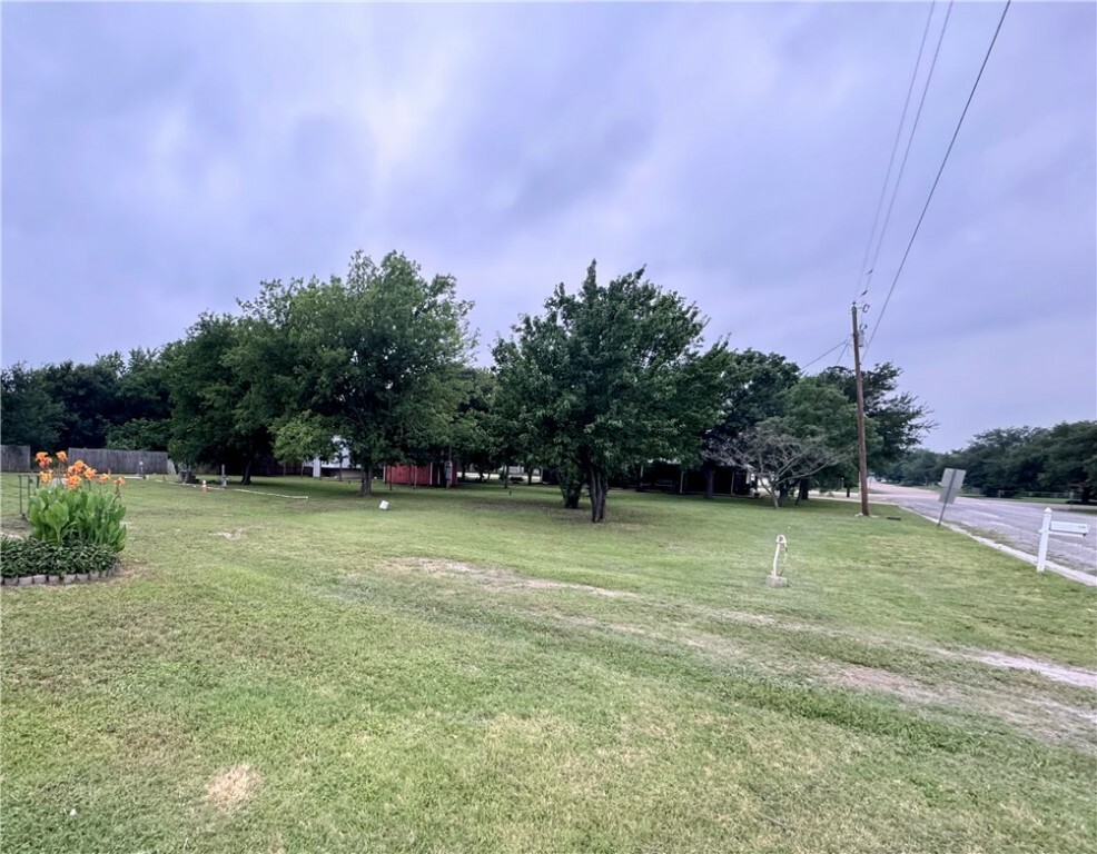 Property Photo:  418 Lyndon Drive  TX 76712 