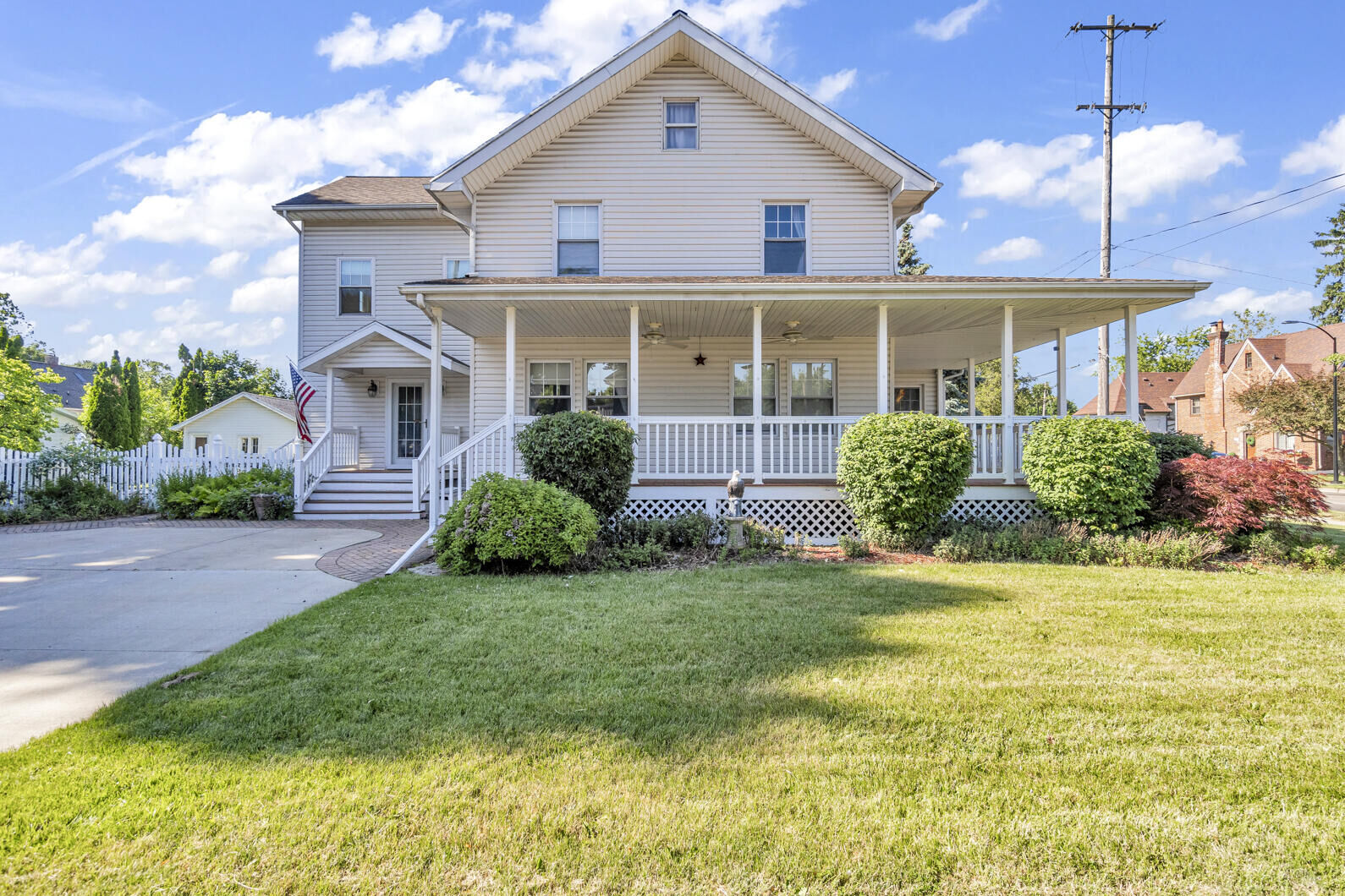 Property Photo: 810 S West Avenue MI 49203