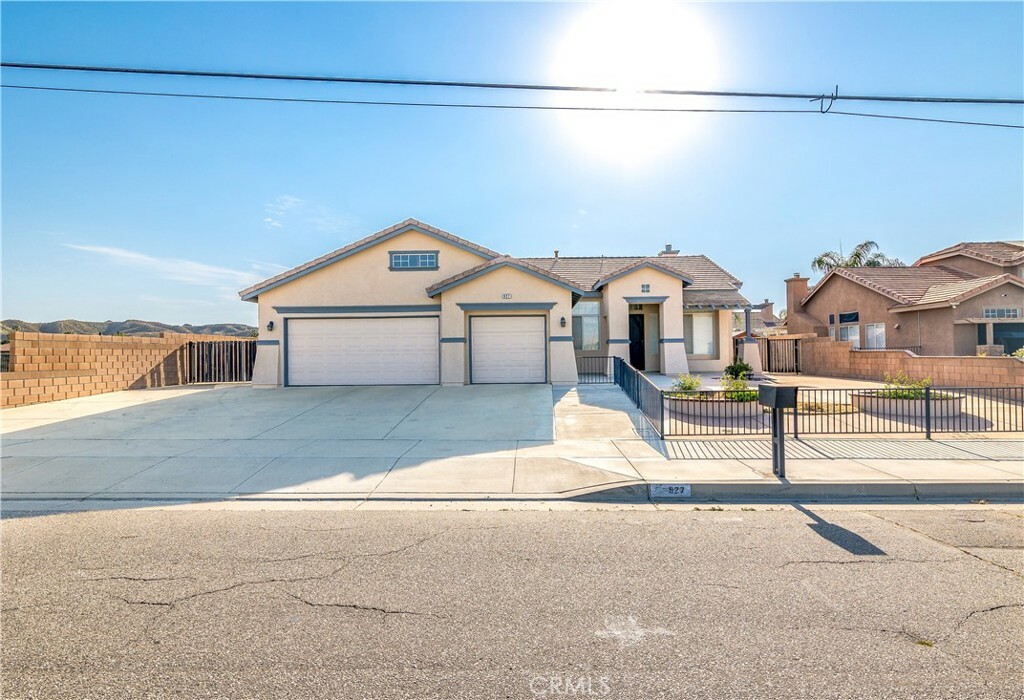 Property Photo: 927 N Hemet Street CA 92544