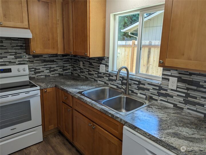 Property Photo:  823 Euclid Avenue  WA 98584 