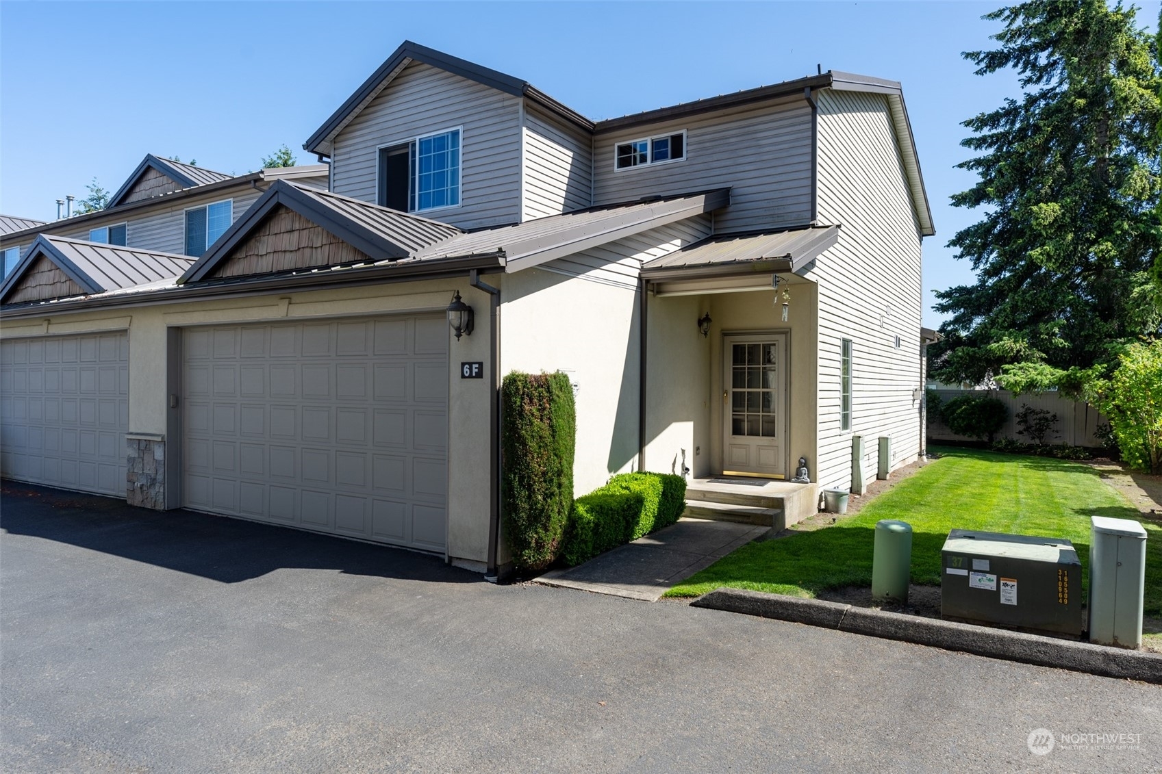 Property Photo: 418 17th Street SE 6-F WA 98002