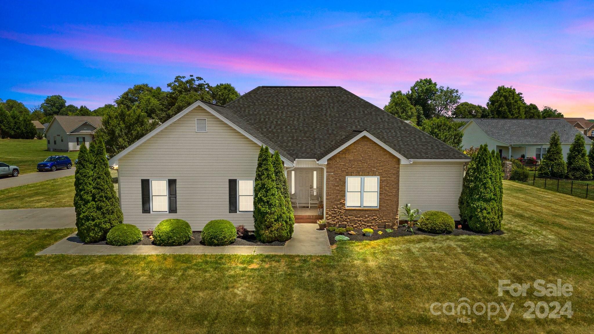 Property Photo:  104 Castle Pines Lane  NC 28625 