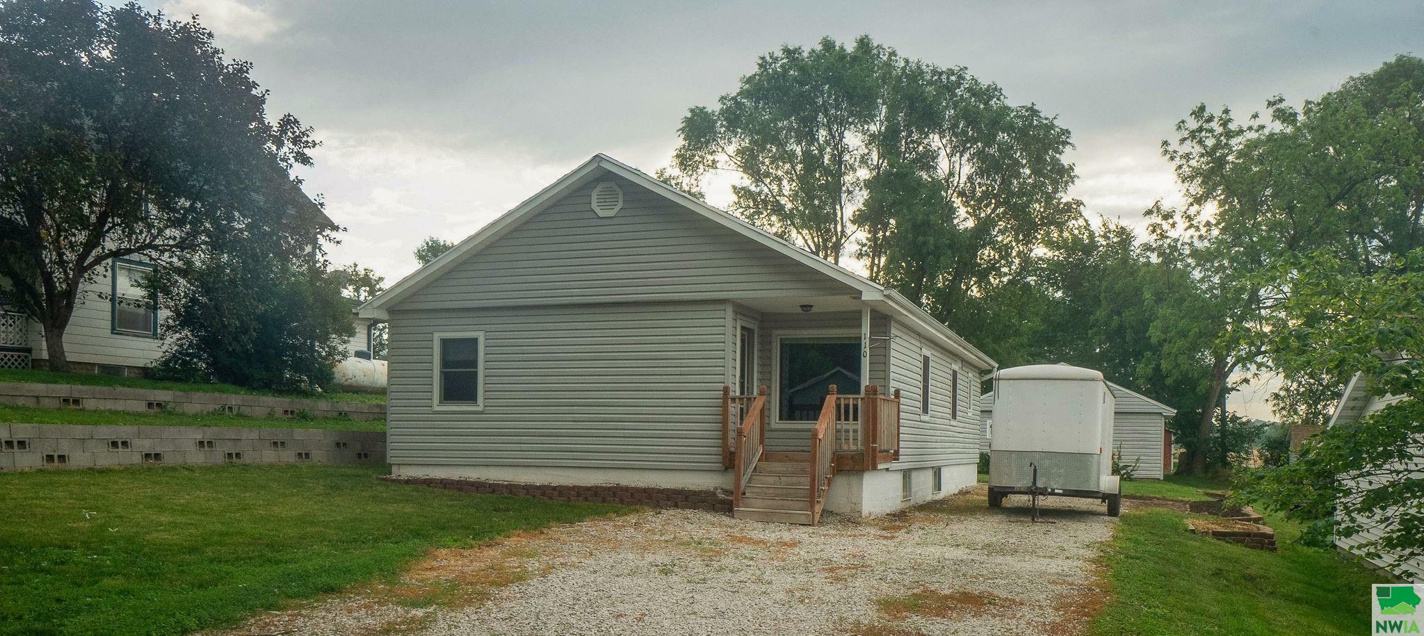 Property Photo:  110 Oak St  IA 51007 