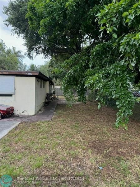 Property Photo:  5221 SW 28th Ave  FL 33312 