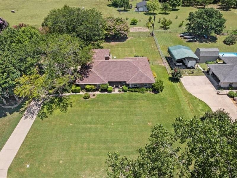 Property Photo:  304 Lakeshore Drive  TX 75165 