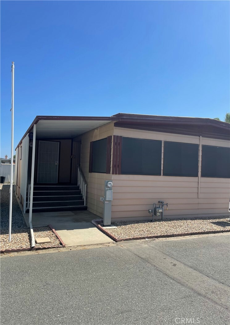 Property Photo: 725 W Thornton Avenue 116 CA 92543