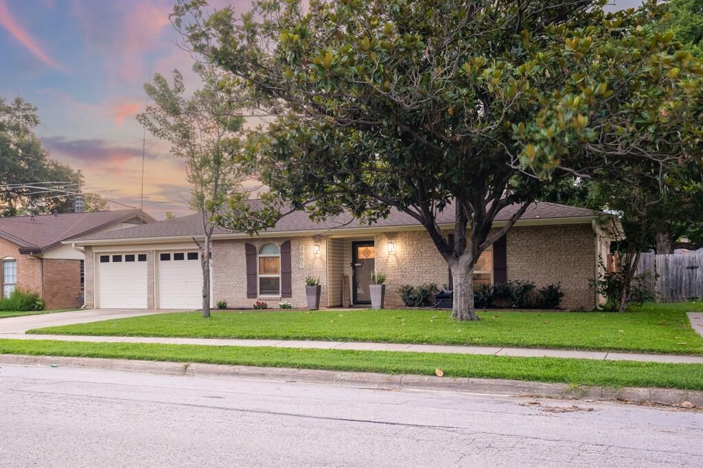 Property Photo:  2001 Chattanooga Drive  TX 76022 