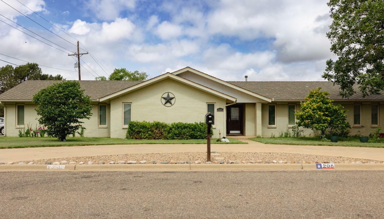 208 S Holliday Street  Plainview TX 79072 photo