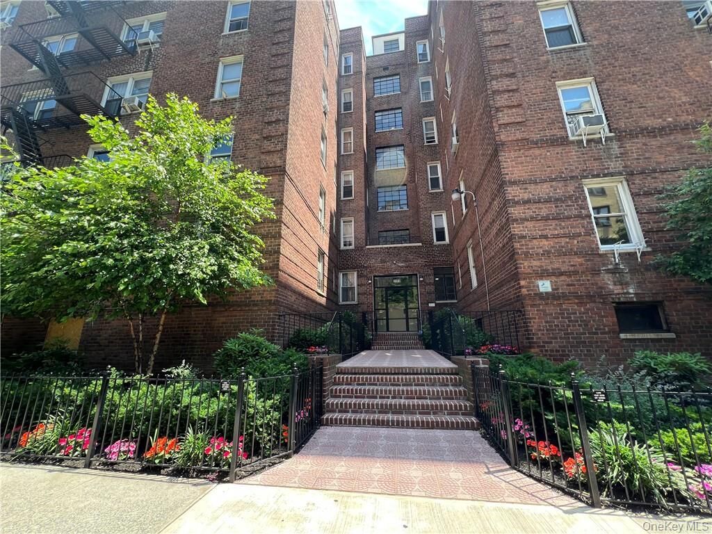 Property Photo: 2080 Barnes Avenue 5B NY 10462