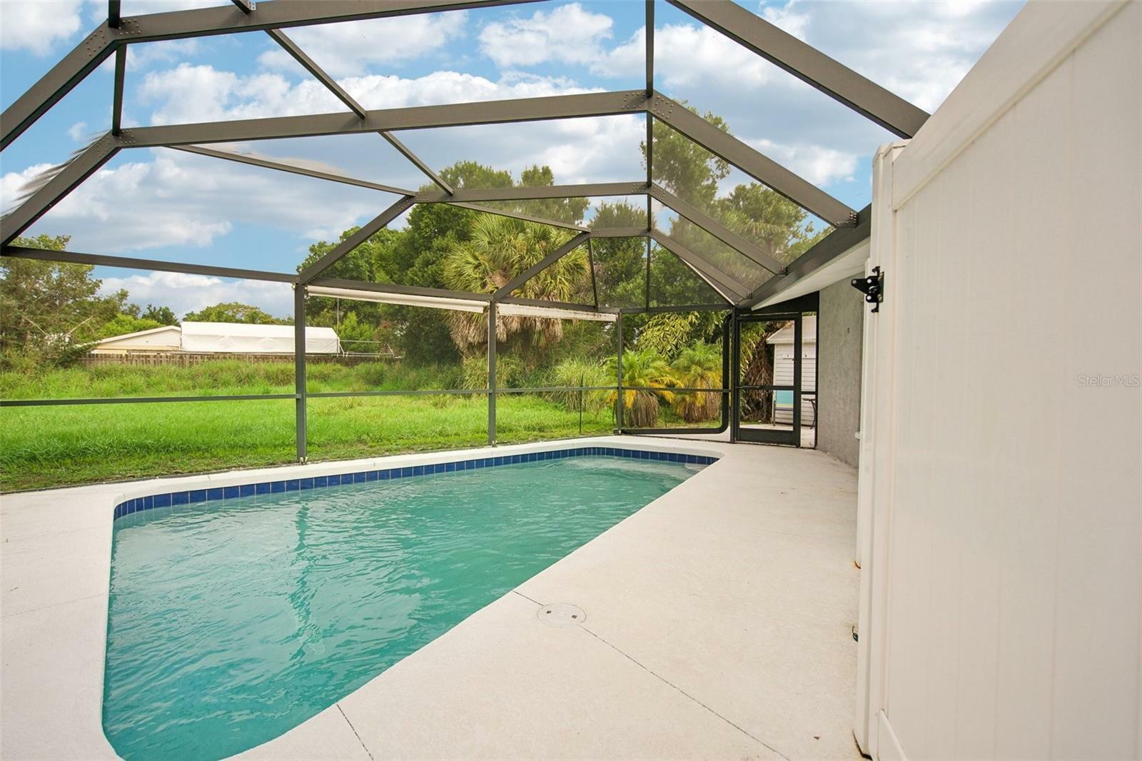 Property Photo: 907 E Rosedale Road FL 34293
