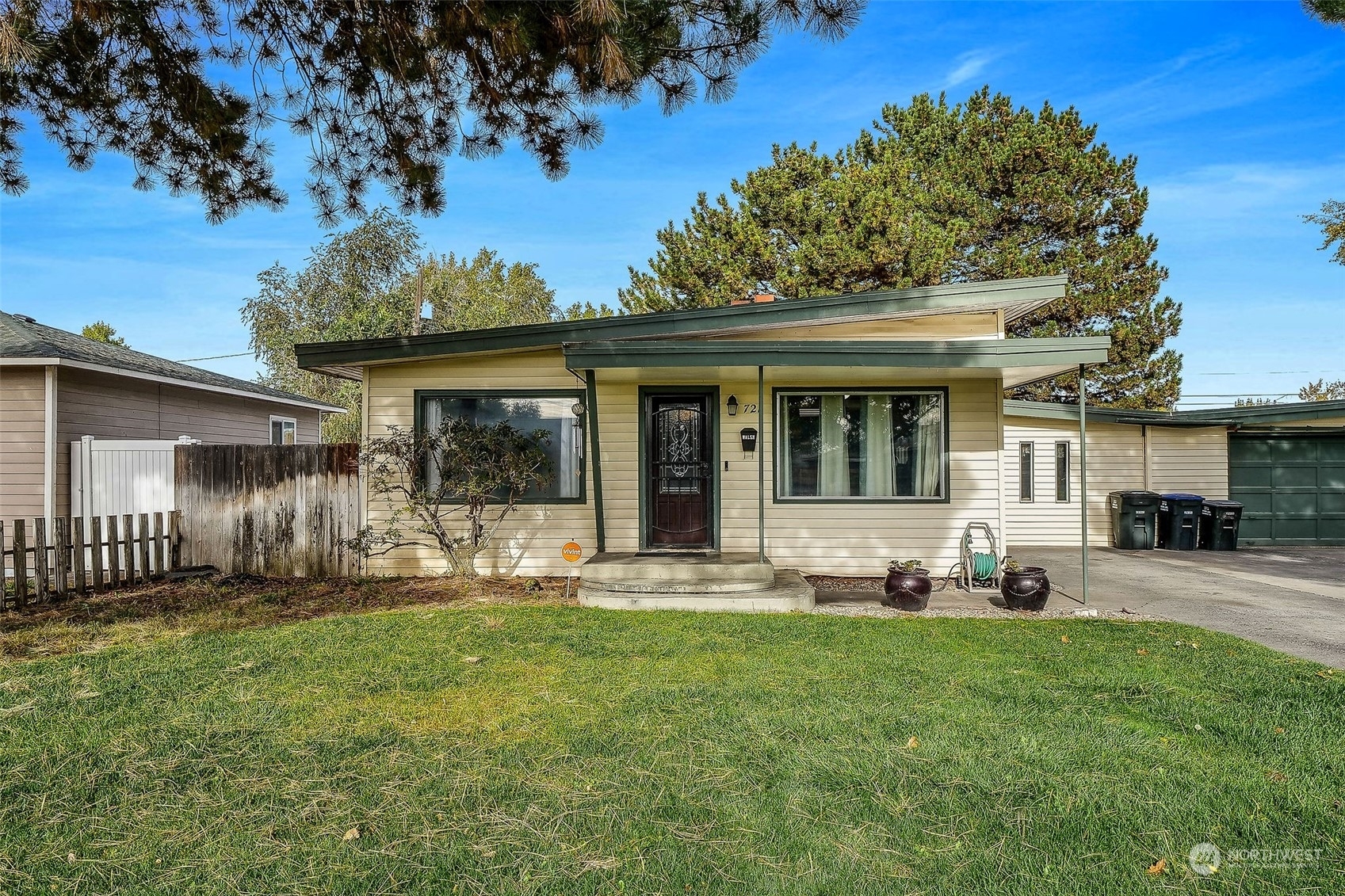 Property Photo:  721 S Marigold Street  WA 98837 