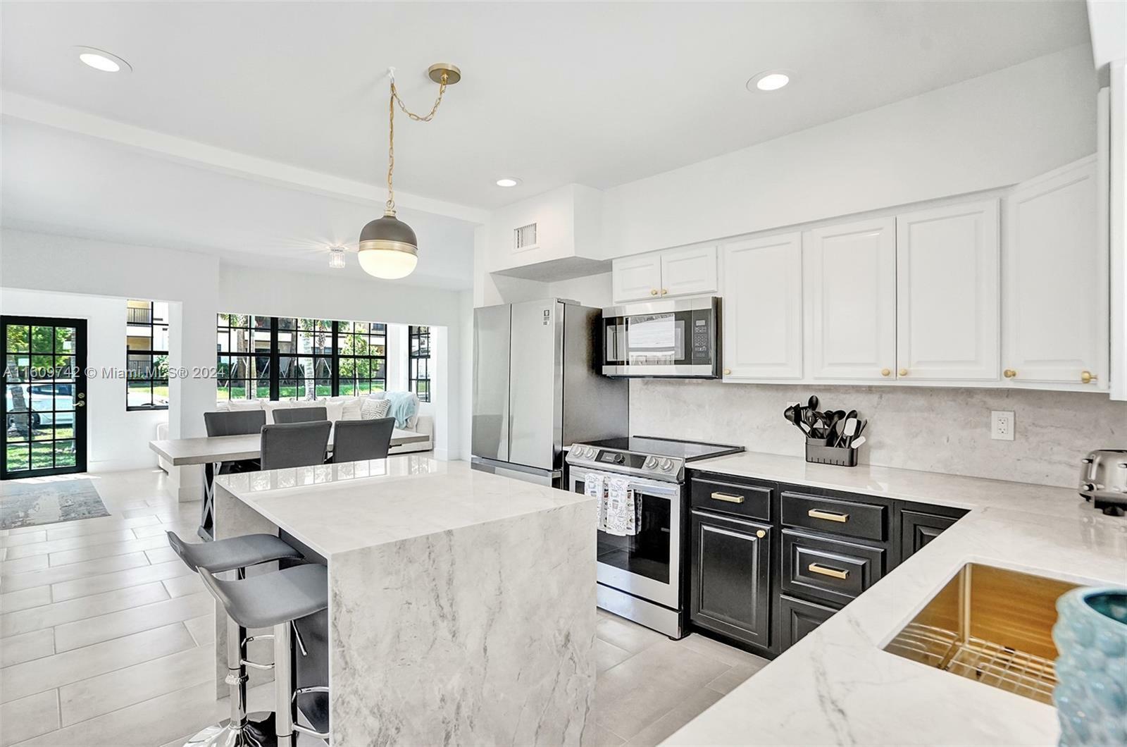 Property Photo: 541 NE 14th Ct FL 33304