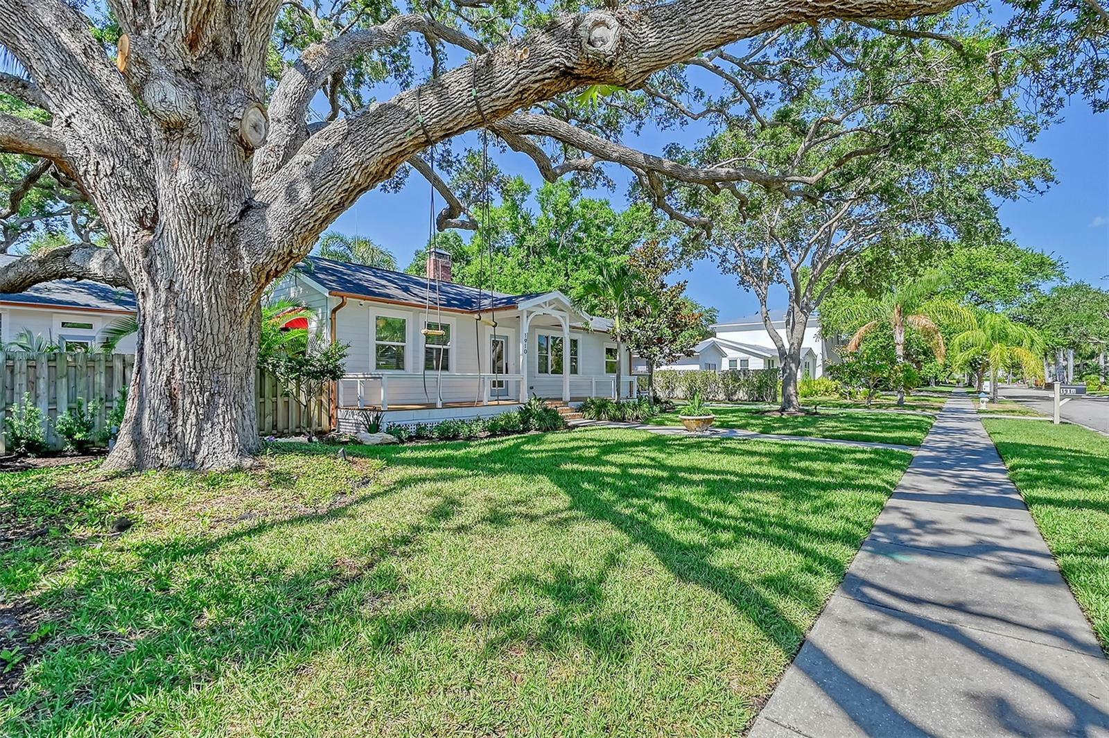 Property Photo:  1910 Morris Street  FL 34239 