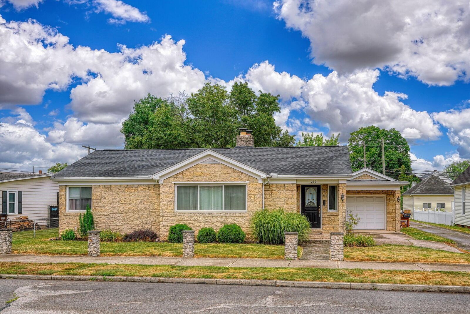 Property Photo: 212 E Mound Street OH 43113