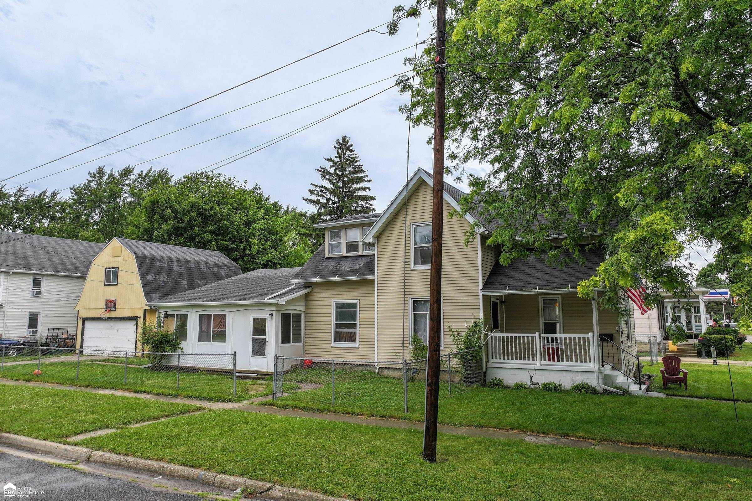 Property Photo:  701 N Saginaw Street  MI 48429 