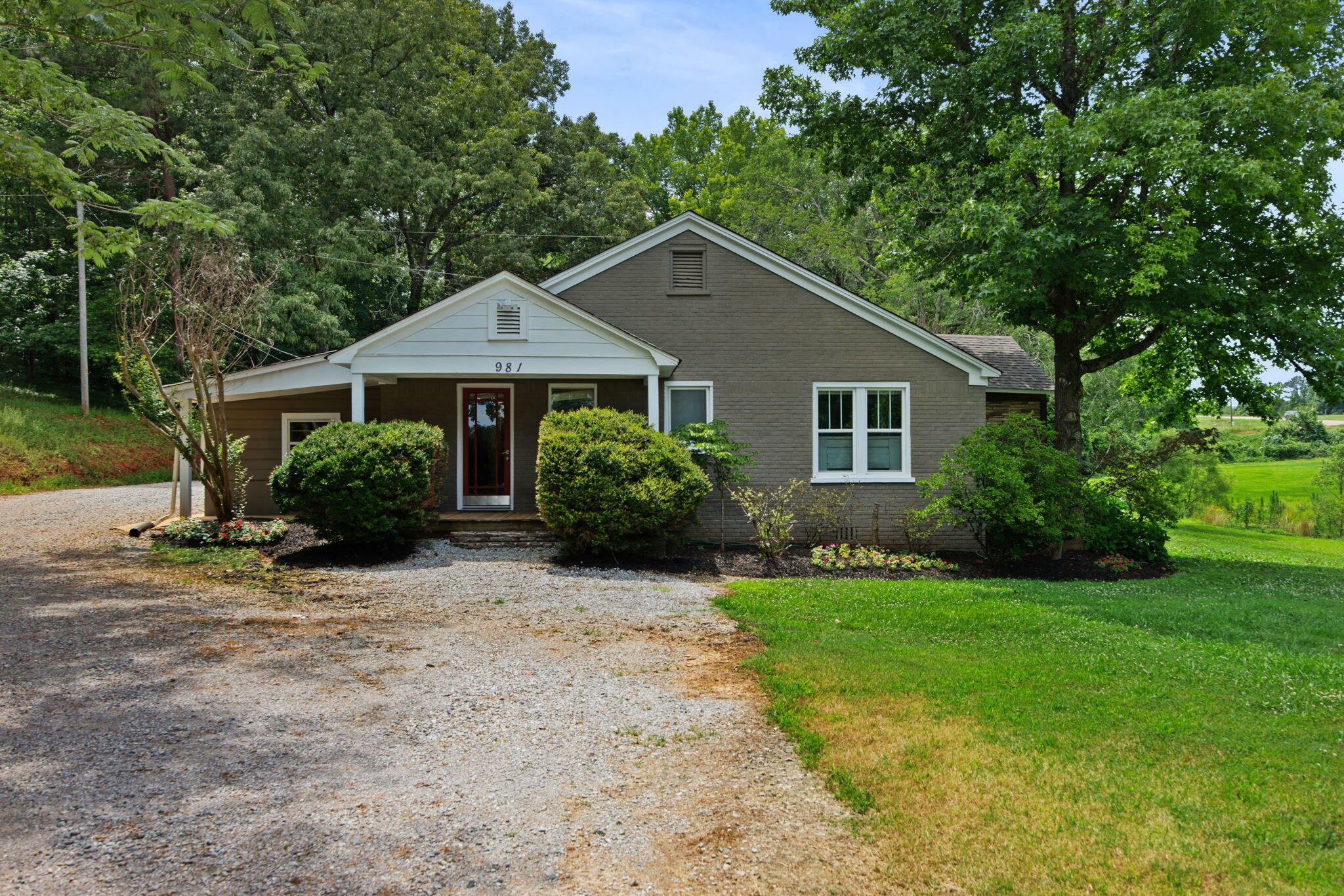 Property Photo:  981 County Road 206  MS 38683 