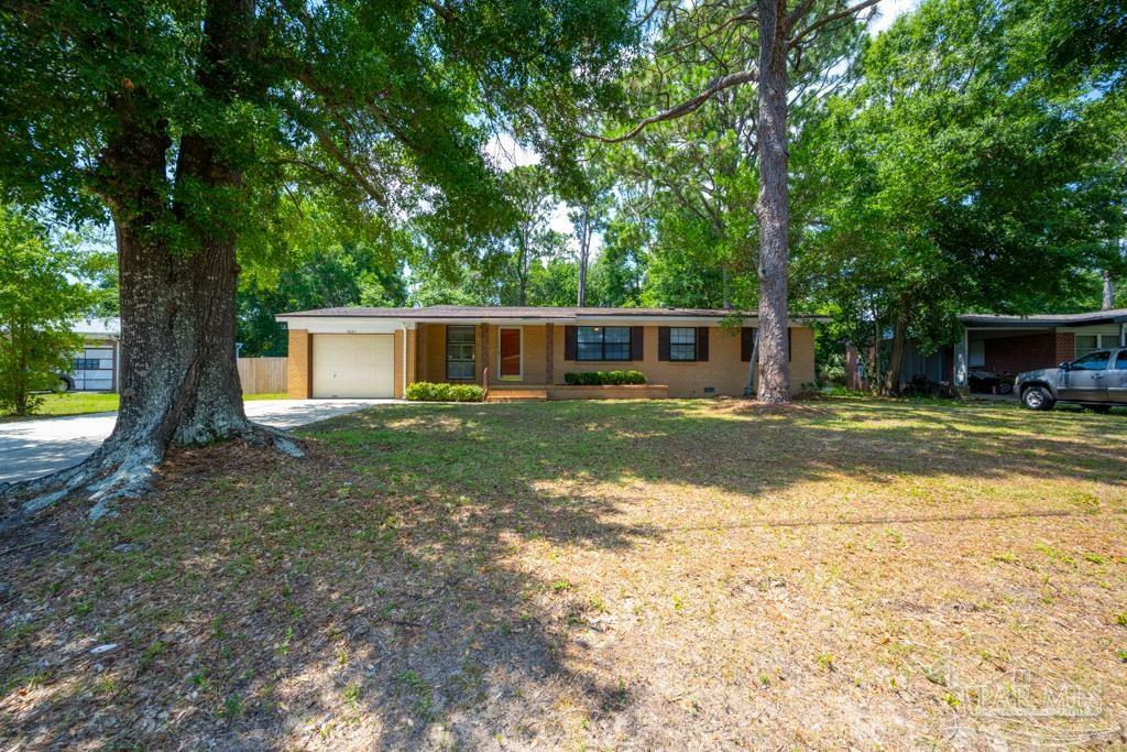 Property Photo: 3885 Summer Dr FL 32504