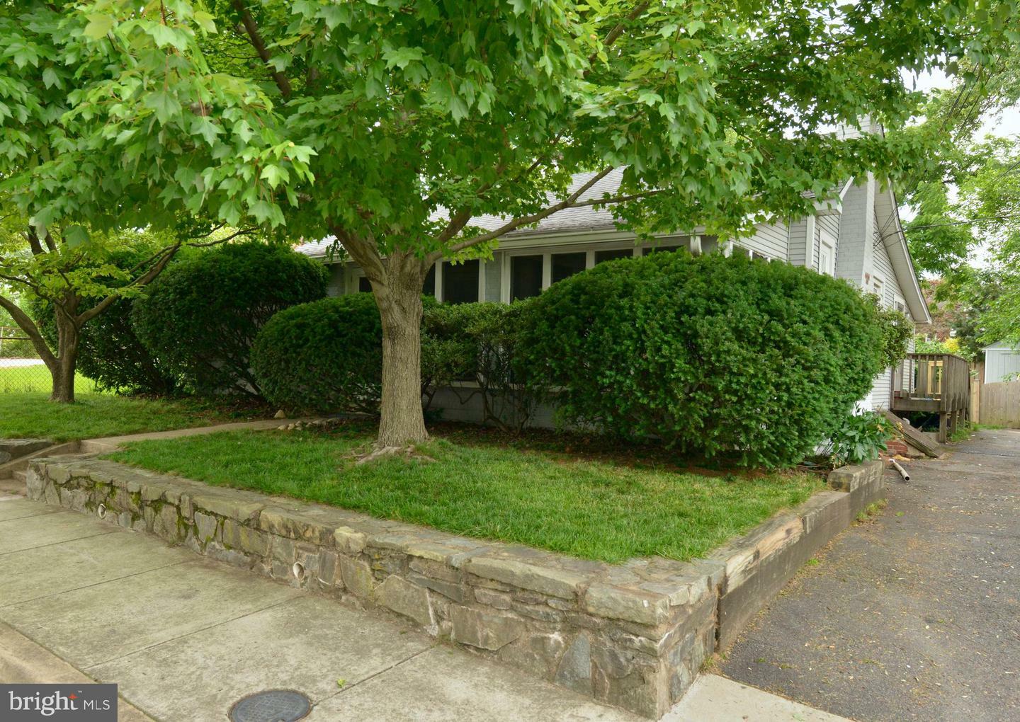Property Photo: 5302 5th Street N VA 22203