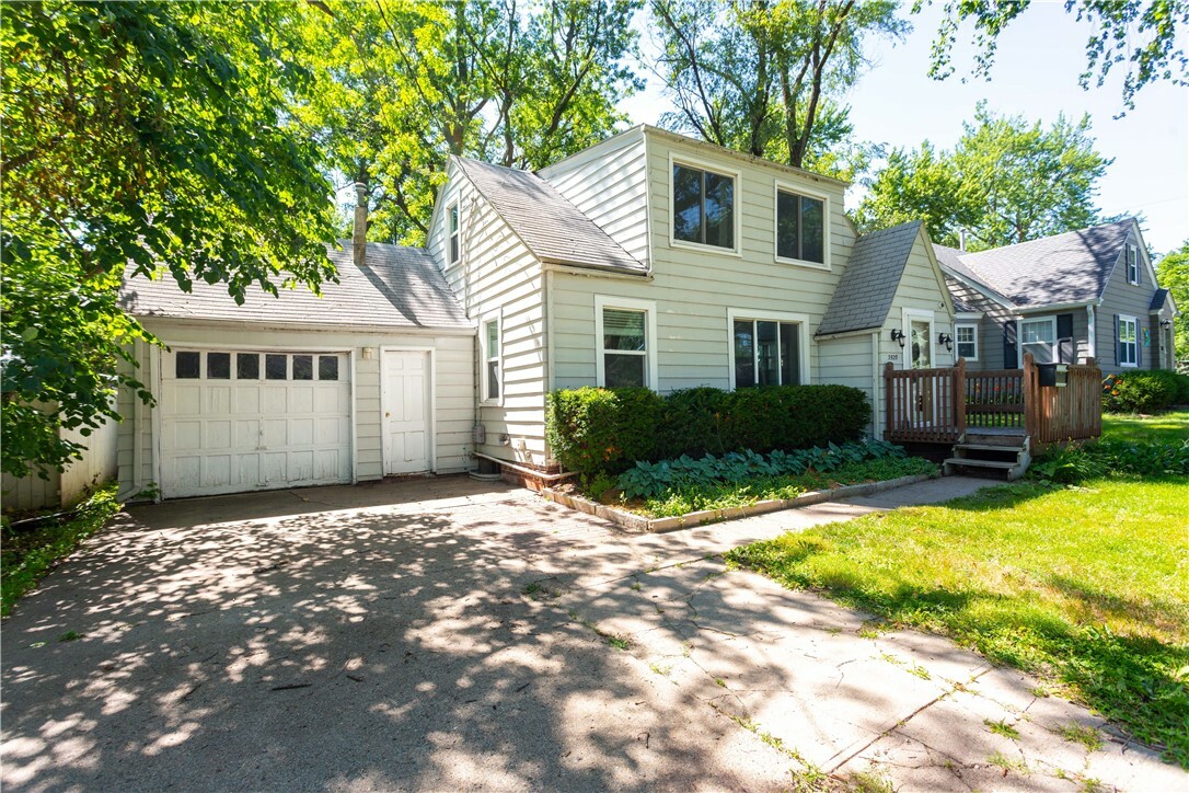 Property Photo:  3920 70th Street  IA 50322 