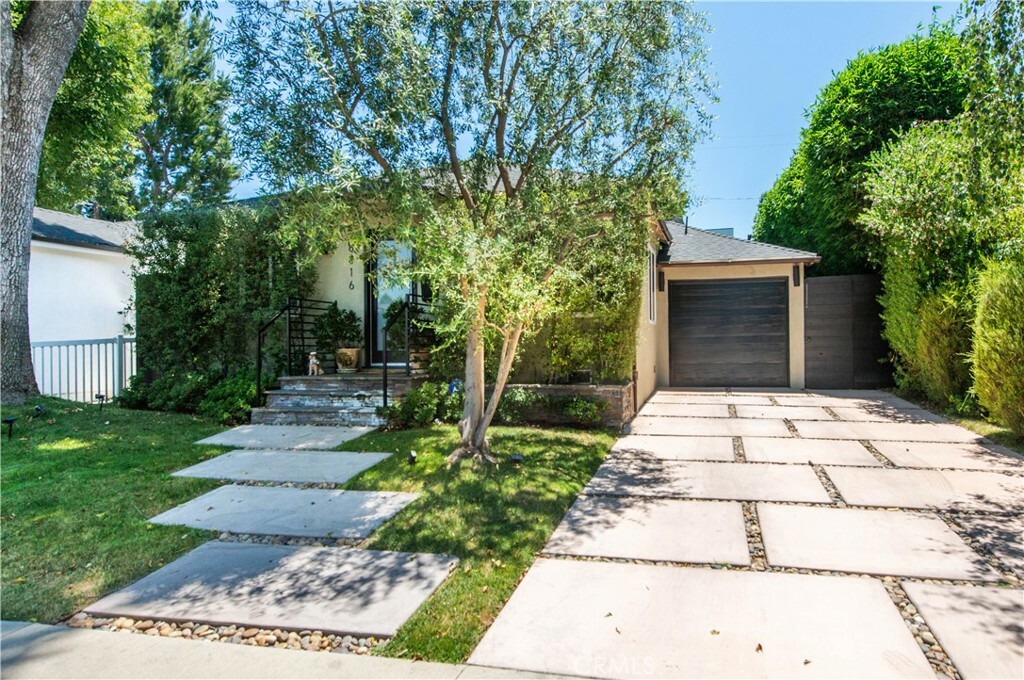 Property Photo:  18016 Collins Street  CA 91316 