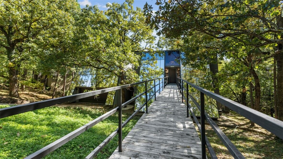 Property Photo: 1607 E Anson Street AR 72701