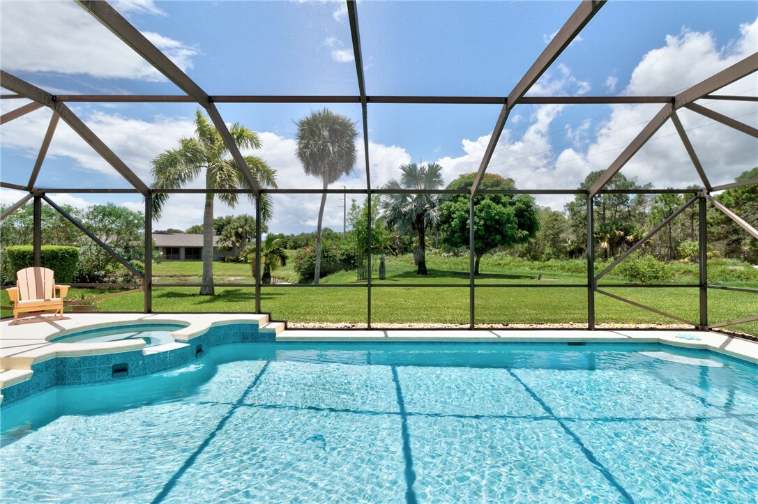 Property Photo:  695 Fox Run SW  FL 32962 