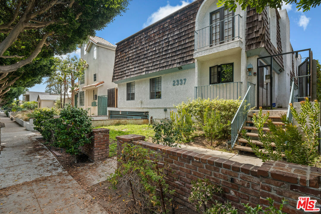 Property Photo:  2337 Oak St 2  CA 90405 