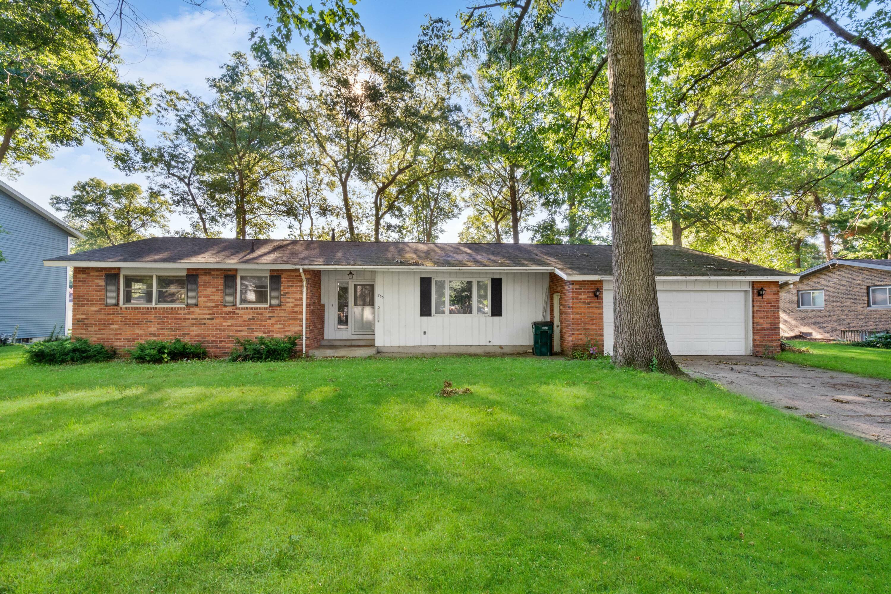 Property Photo:  866 E Fennwood Circle  MI 49445 