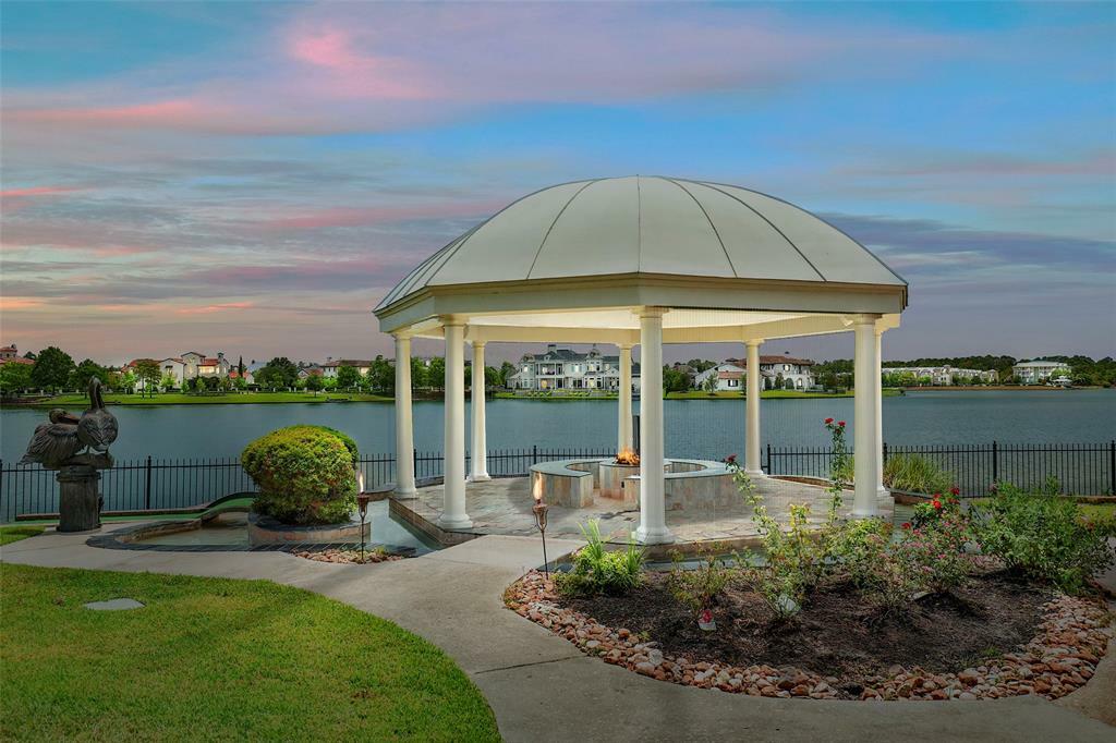 Property Photo: 46 S Windsail Place TX 77381