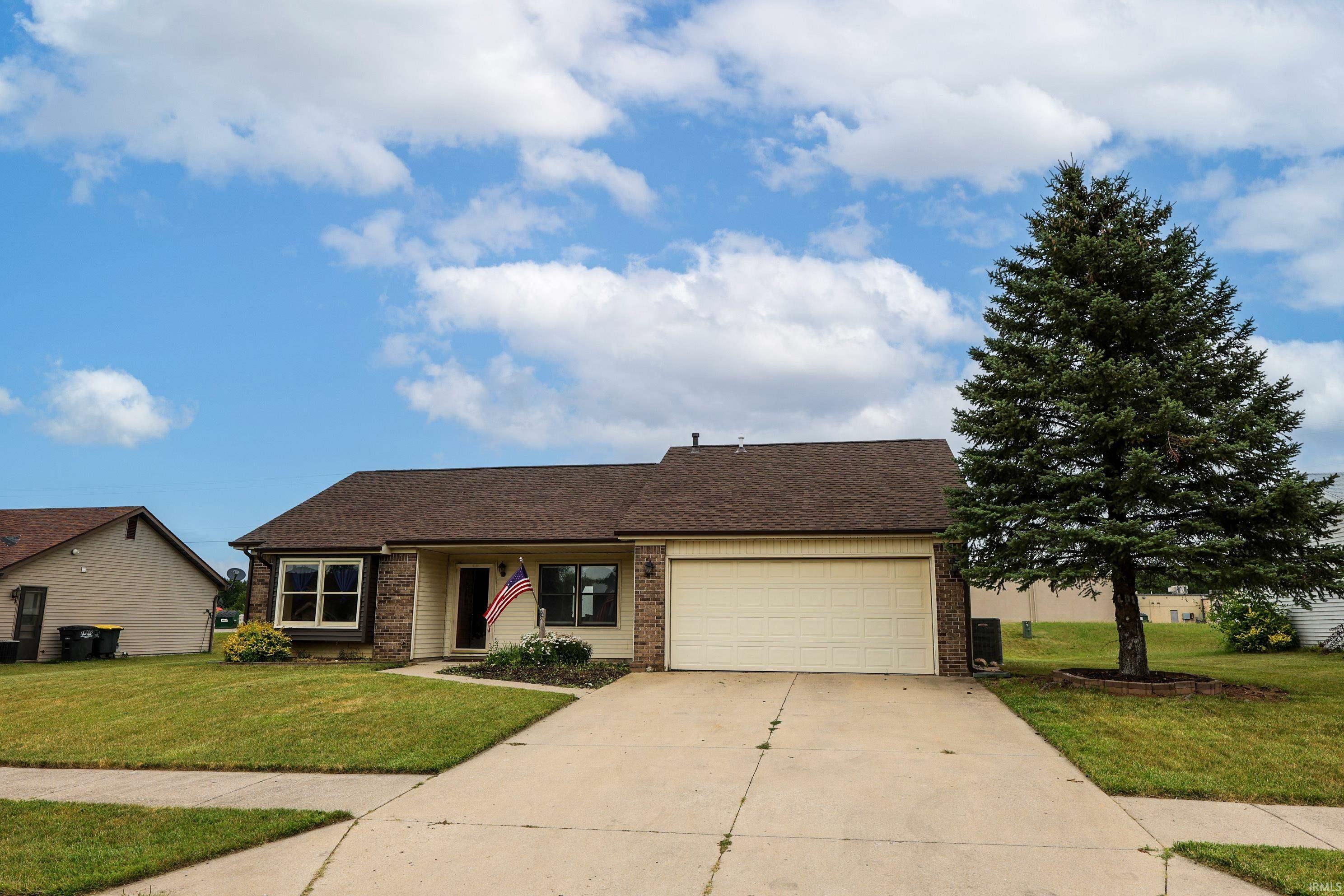 1405 Knoll Crest Drive  Kendallville IN 46755 photo