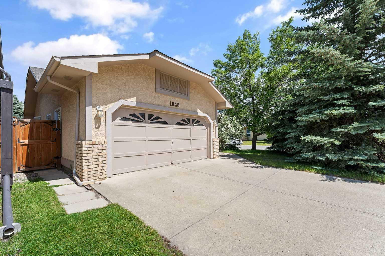 Property Photo:  1046 Suncastle Drive SE  AB T2X 2X1 