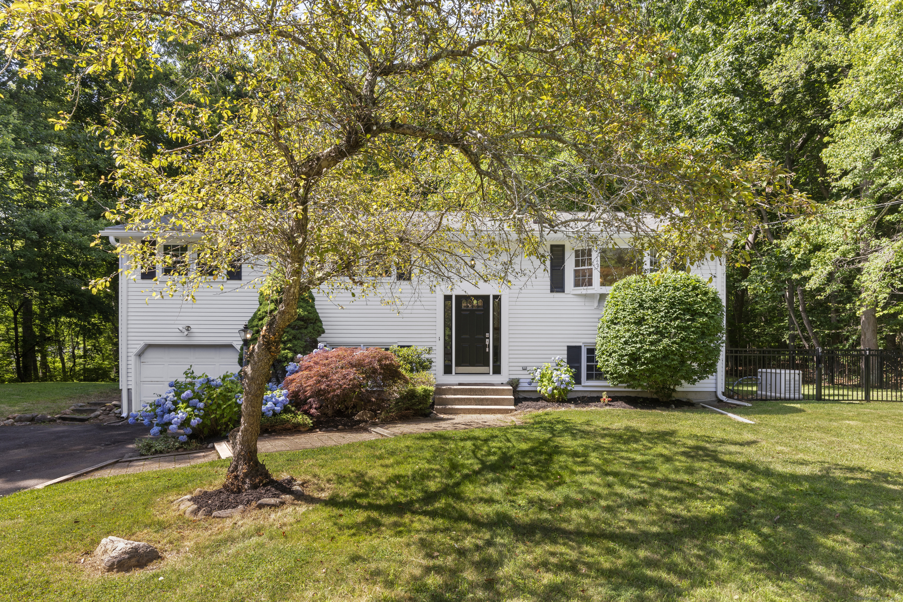 Property Photo:  310 Glenwood Drive  CT 06437 