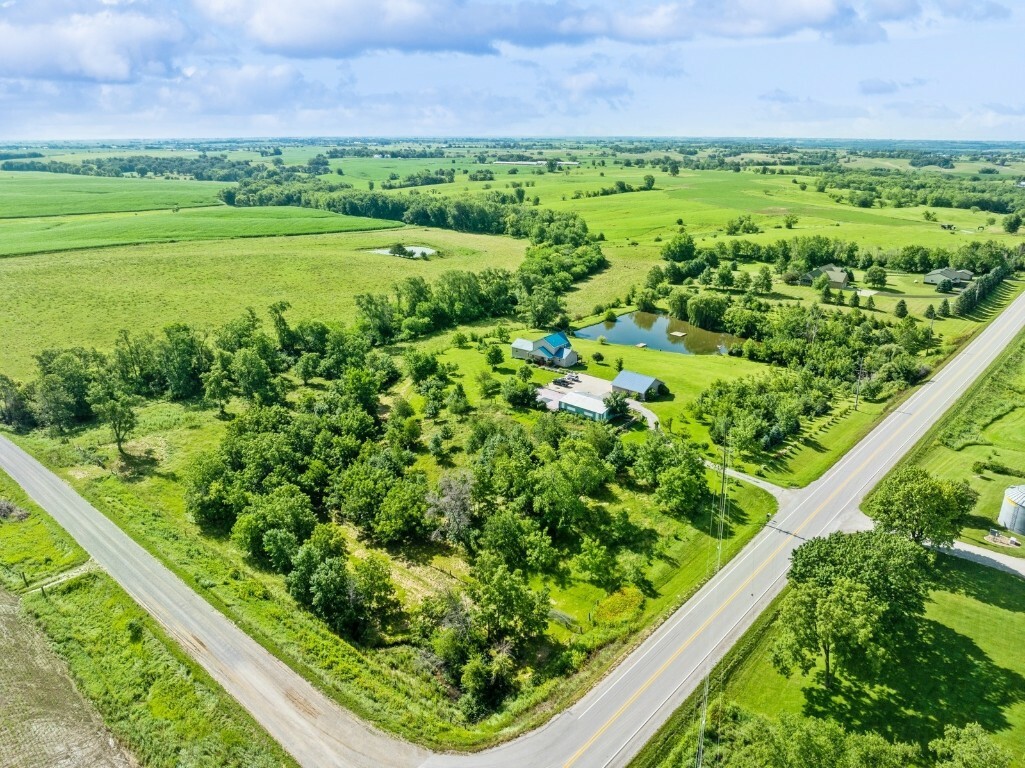 Property Photo: 2704 M Avenue IA 52361