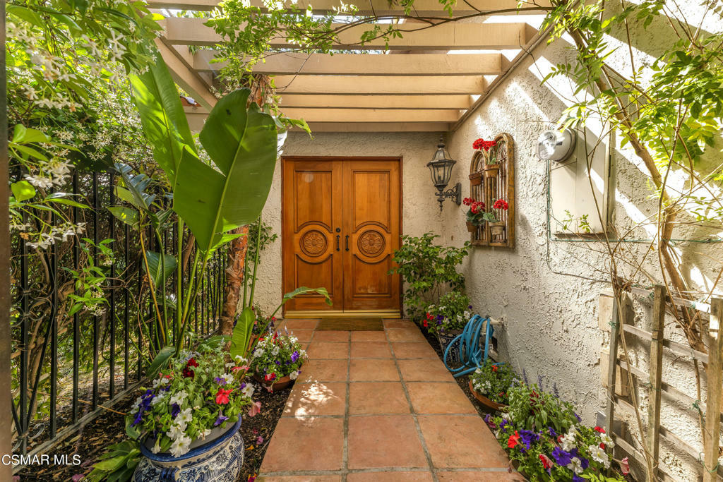 Property Photo:  727 Arroyo Oaks Drive  CA 91362 