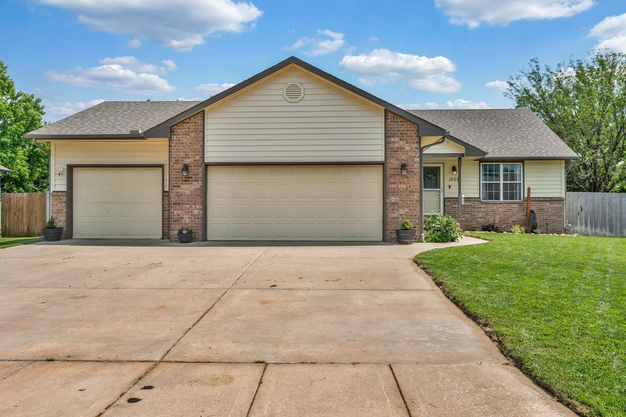 Property Photo:  1509 Boxwood Ln  KS 67060 