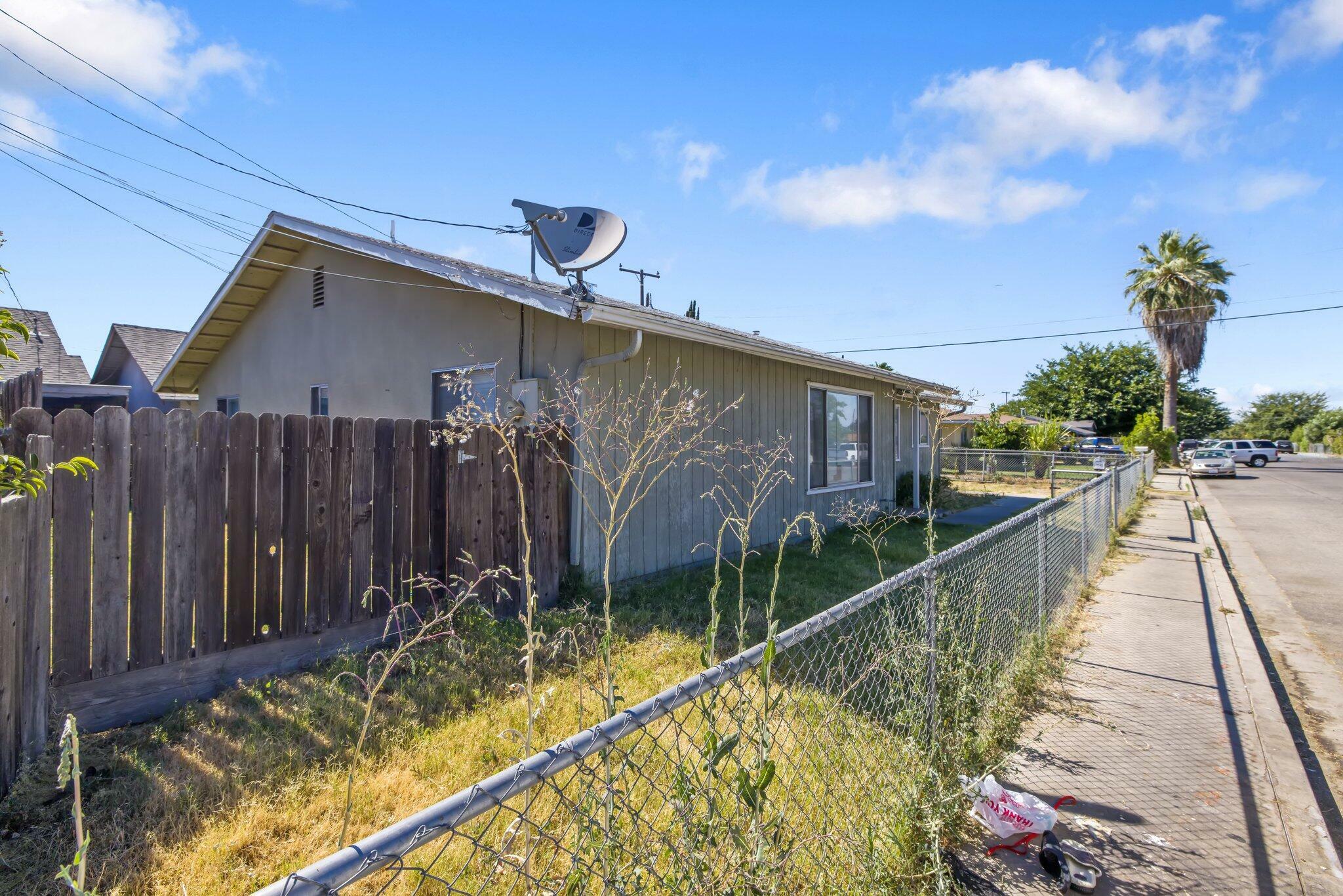 Property Photo:  1543 N Willis Street  CA 93291 