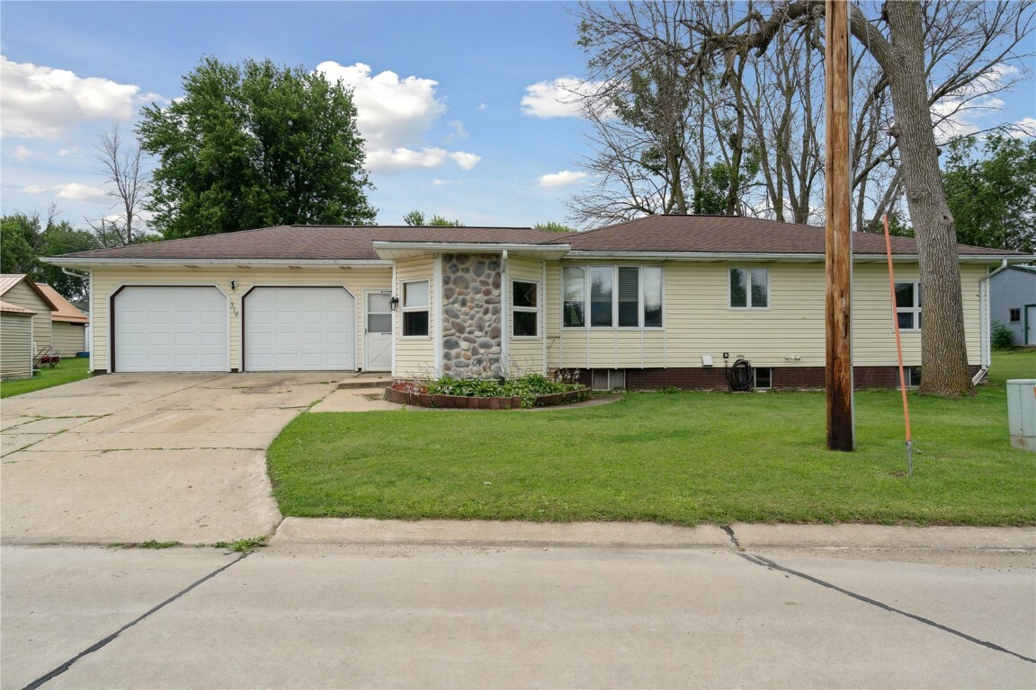 Property Photo:  314 Maiden Street  IA 52213 