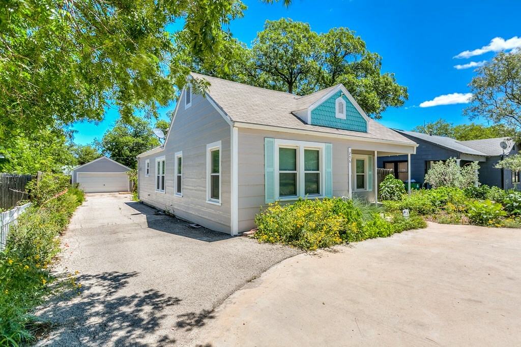 Property Photo:  206 N Van Buren St  TX 76901 