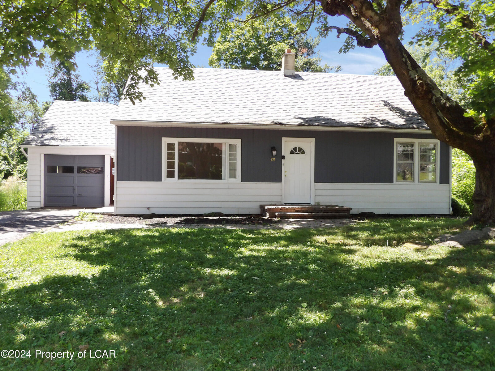 Property Photo: 20 Hillcrest Drive PA 18612