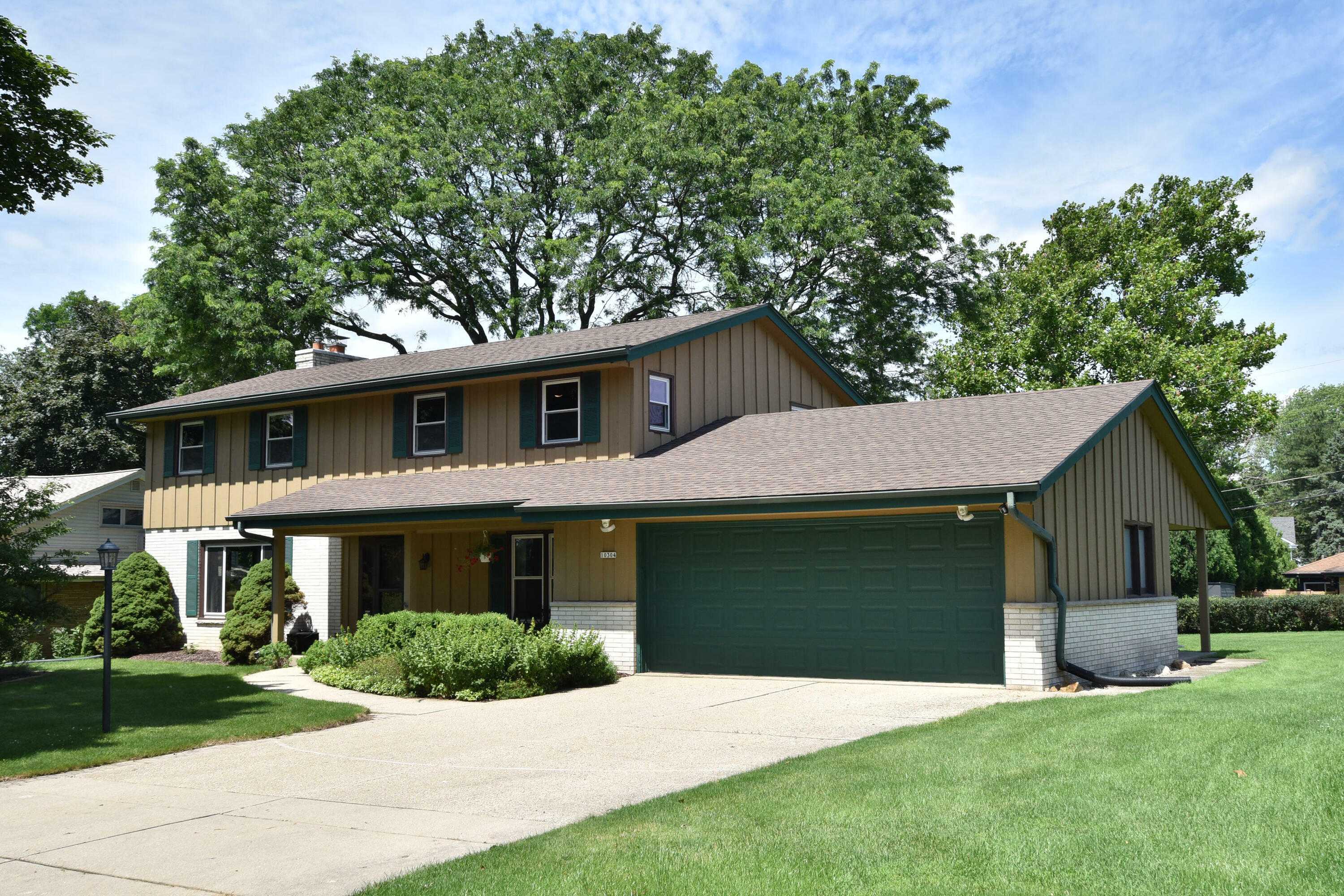 Property Photo:  10304 W Park Ridge Ave  WI 53222 