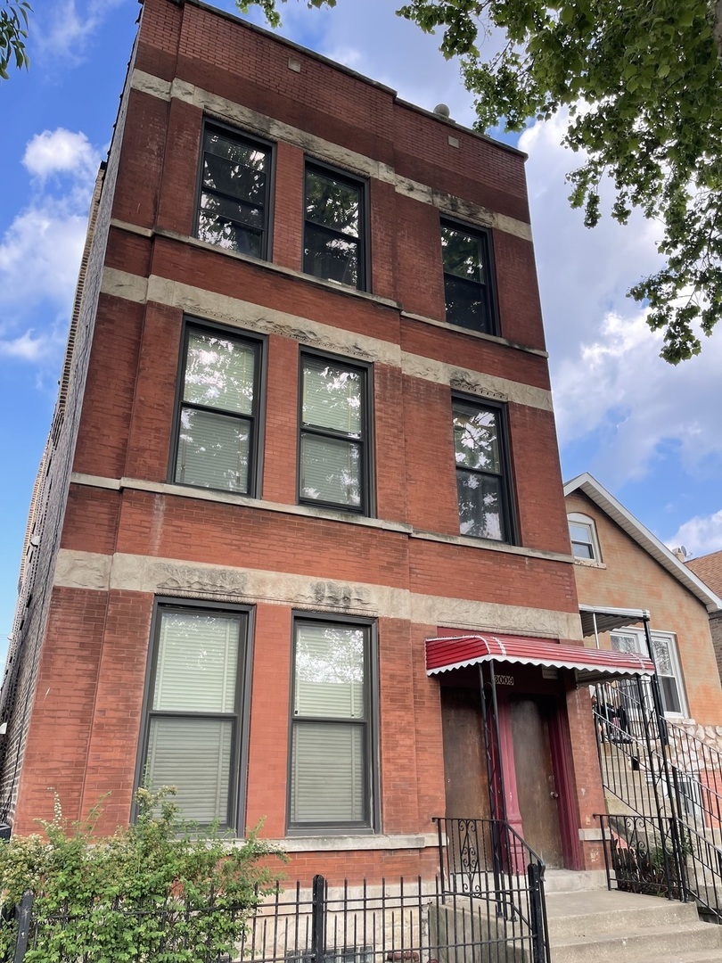 Property Photo: 3009 S Parnell Avenue 3F IL 60616