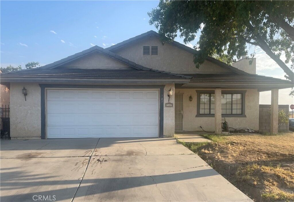 Property Photo: 747 E Ivesbrook Street CA 93535