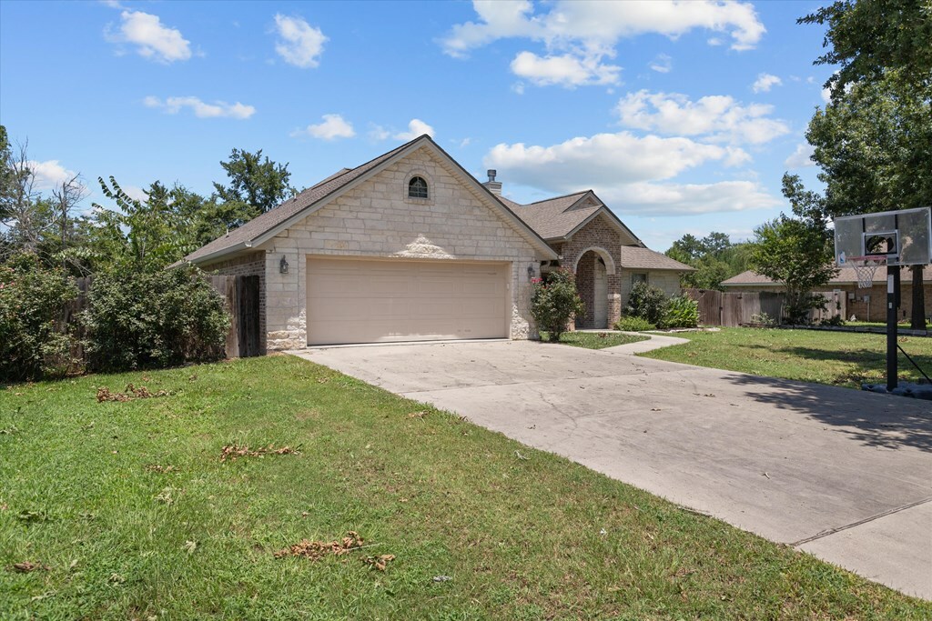 Property Photo:  324 Ashwood Bend  TX 75904 