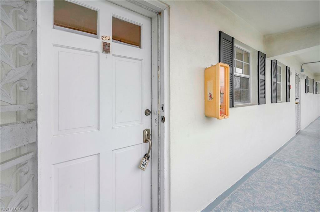 Property Photo:  1900 Alamanda Dr 202  FL 34102 